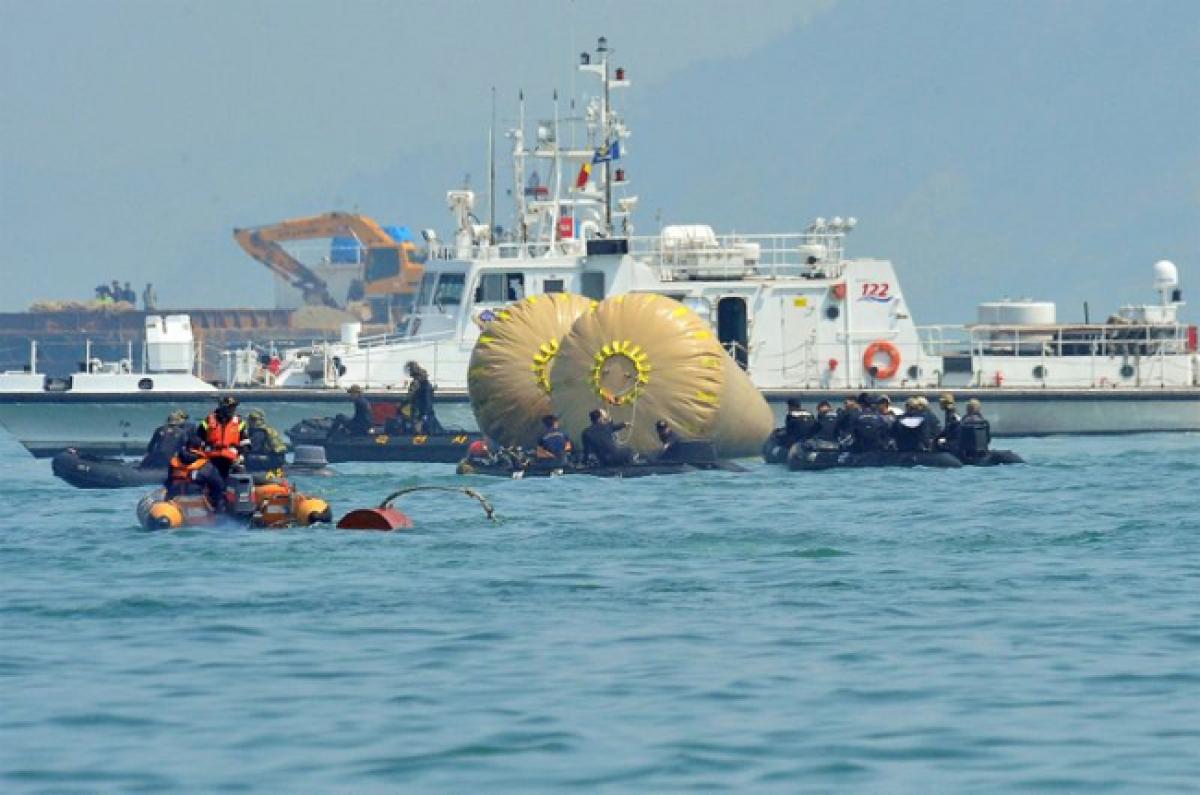 South Korea starts operation to salvage sunk Sewol ferry